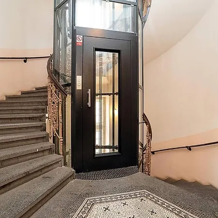 Elegant With Balcony In Parizska Street