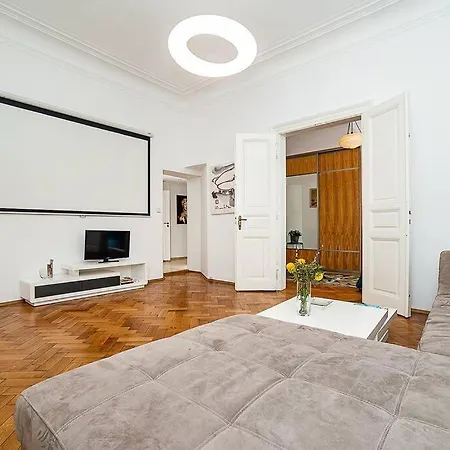 Elegant With Balcony In Parizska Street Prag