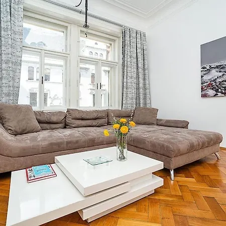 Apartment Elegant With Balcony In Parizska Street Prag